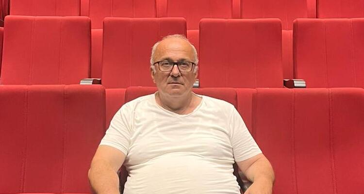 Sahnenin Ardındaki Eller : Sefa Demir Tepebaşından, Kadıköy'e uzanan sahnelerde bir ömür: Şehir Tiyatrosu sahne teknik şefi Sefa Demir'in tiyatroya adanmış yolculuğu.